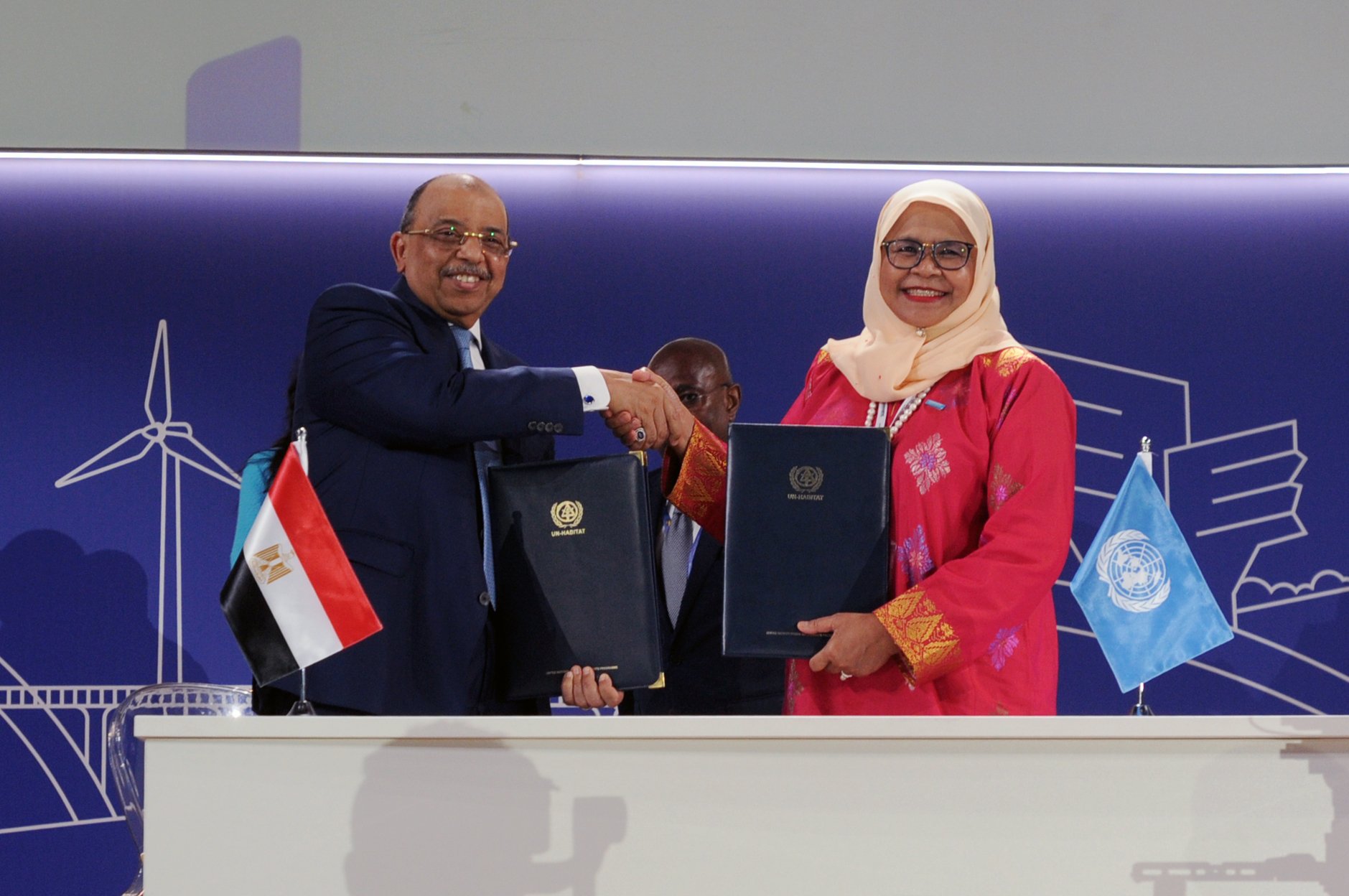 IISD/ENB | Diego Noguera, Mahmoud Shaarawy, Minister of Local Development, Egypt, and Maimunah Mohd Sharif, UN-Habitat Executive Director, sign the WUF12 agreement